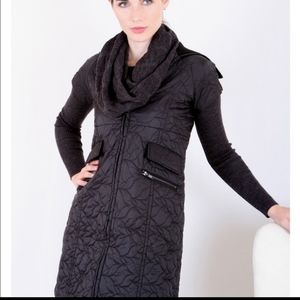 Veeca quilted long black short-sleeved coat with ribbed knit collar
